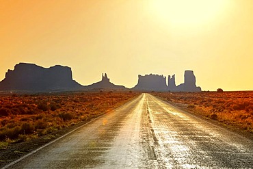 Federal Highway 163, sunrise, dawn, mesas, Bringham's Tomb, King on His Throne, Stagecoach, Bear and Rabbit, Castle Butte, Monument Valley, Navajo Tribal Park, Navajo Nation Reservation, Arizona, Utah, USA