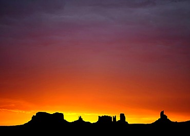 Sunrise, dawn, mesas, Brigham's Tomb, King on His Throne, Stagecoach, Bear and Rabbit, Castle Butte, Big Indian, Monument Valley, Navajo Tribal Park, Navajo Nation Reservation, Arizona, Utah, United States of America, USA