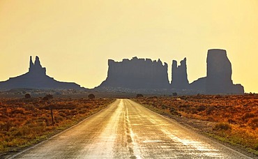 Highway 163, sunrise, dawn, mesas, King on His Throne, Stagecoach, Bear and Rabbit, Castle Butte, Monument Valley, Navajo Tribal Park, Navajo Nation Reservation, Arizona, Utah, United States of America, USA