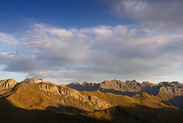 Vignemale massif with Glaciar de Ossue glacier and Mt Pique-Longue, 3298m, border ridge between the Spanish province Huesca in the northern Aragon region and the French department of Hautes-Pyrenees, France, Europe, PublicGround