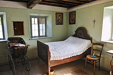 Bedroom, Bernoeder Hof farmhouse, Bauernhausmuseum Amerang farmhouse museum, Amerang, Bavaria, Germany, Europe