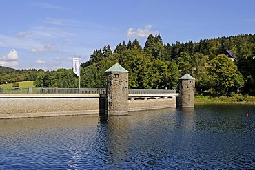 Fuerwiggetalsperre dam, retaining lake, concrete dam, Meinerzhagen, Ebbegebirge Nature Park, Sauerland region, North Rhine-Westphalia, Germany, Europe, PublicGround