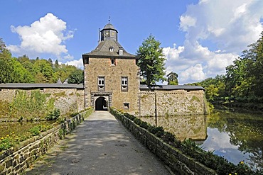 Wasserschloss Crottdorf moated castle, bridge, Friesenhagen, Wildenburger Land, Westerwald region, Rhineland-Palatinate, Germany, Europe