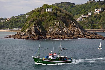 Boat in La Concha Bay in San Sebastian, Guipuzcoa, Basque Country, Spain, Europe