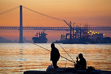 Ponte 25 de Abril, April 25 Bridge, River Tagus, Lisbon, Portugal, Europe