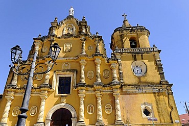 Front view, Church of La Recoleccion, built in 1786, Leon, Nicaragua, Central America