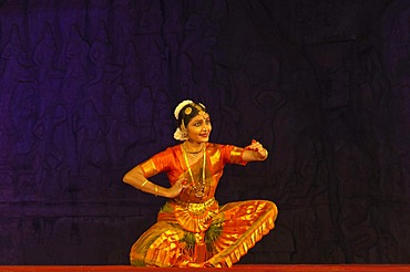Dancer at the annual dance festival in Mahabalipuram, Tamil Nadu, India, Asia