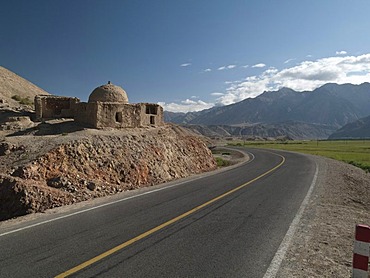 Ruined mosque at the road to Kashgar, Tashkurgan, Xinjiang, China, Asia