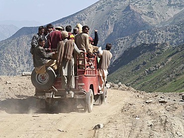 Overloaded jeep after crossing the Babusar Pass on the way down to Chillas, North West Frontier, Pakistan, South Asia