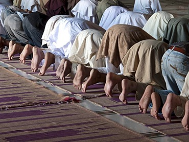 Muslims praying at Jama Mashid in Lahore, one of the largest mosques in Asia, Punjab, Pakistan, South Asia