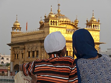 Sikh pilgrims resting in front of the Golden Temple after a long journey to Amritsar, Punjab, India, Asia