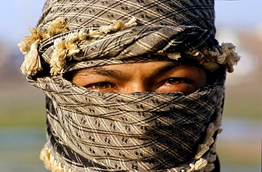 Labourer with covered face because of the strong wind, Mandvi, Gujarat, India, Asia