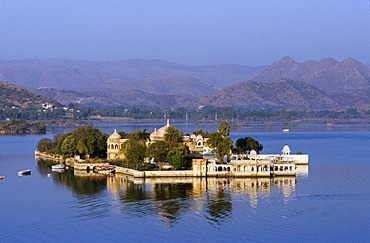 Jag Mandir on Lake Pichola, Udaipur, Rajasthan, India, Asia