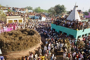 Spectators watching the ecstatic crowds from the rooftops in Phalen, Vrindaban, Uttar Pradesh, India, Asia