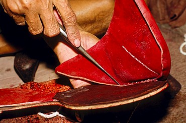 Man making the traditional Rajasthani shoes, Jaisalmer, Rajasthan, India, Asia