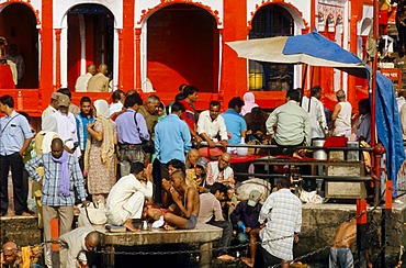 Priests offering ceremonies and blessings to pilgrims, Haridwar, Uttarakhand, formerly Uttaranchal, India, Asia