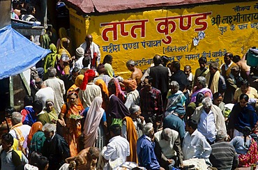 Pilgrims at Badri Narayan, the temple of Badrinath, Badrinath, Uttarakhand, formerly Uttaranchal, India, Asia