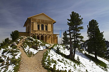 King's House on Schachen with Dreitorspitze massif in the spring, with Cowslip (Primula elatior) at the front, Wetterstein Range, Alps, Upper Bavaria, Bavaria, Germany, Europe