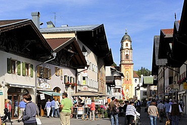 Pedestrian zone in Mittenwald with the Parish Church of St. Peter and Paul, Werdenfelser Land, Upper Bavaria, Bavaria, Germany, Europe, PublicGround