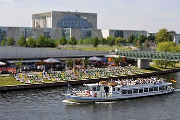 Excursion boat in front of the beach bar in the Spreebogen Park and the German Chancellery, miniature faking, smallgantics, tilt-shift effect, Spreebogen, Regierungsviertel district, Berlin, Germany, Europe, PublicGround