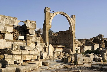 Excavations at Ephesus, Efes, Pollio building, tomb, after 13 AD, Pollio fountain or fountain of Domitian, converted Nymphaeum of Pollio, 93 AD, UNESCO World Heritage Site, Selcuk, Lycia, Southwest Turkey, West Coast, Western Turkey, Turkey, Asia Minor