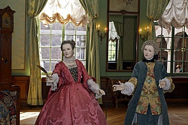 Male and female mannequins dressed in Rococo style, in a salon, 18th Century, Kasteel Hoensbroek, Limburg, The Netherlands, Europe