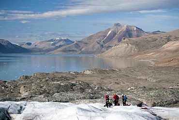 Glacier hikers on Nordenskioeldbreen Glacier with Pyramiden settlement at back, Billefjord, Spitsbergen, Svalbard, Norway, Scandinavia, Europe