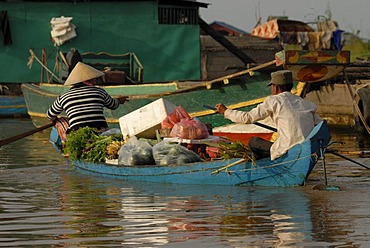 Cambodian merchants and traders wearing a straw hat in a boat, floating village and market, Chong Khneas, Tonle Sap Lake, Siem Reap, Cambodia, Indochina, Southeast Asia, Asia