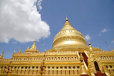 Golden Shwezigon Paya Pagoda, Bagan, Myanmar, Burma, Southeast Asia, Asia