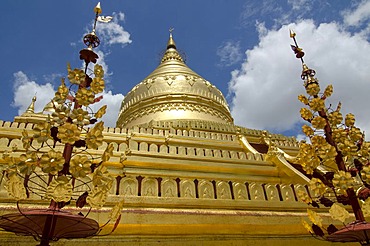 Golden Shwezigon Paya Pagoda, Bagan, Myanmar, Burma, Southeast Asia, Asia