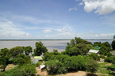 Simple houses and huts on the Ayeyarwady river, Irrawaddy, Bagan, Pagan, Nyaung U, Myanmar, Burma, Southeast Asia, Asia