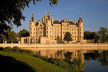 Schwerin Castle reflected in a lake, state capital Schwerin, Mecklenburg-Western Pomerania, Germany, Europe