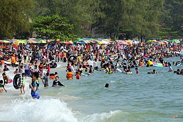 Crowds on the main beach, Ochheuteal Beach in Sihanoukville, Cambodia, Southeast Asia, Asia