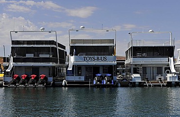 House boats are moored in the harbour of Antelope Point Marina with Tower Butte at back, Lake Powell, Wahweap Marina, Glen Canyon National Recreation Area, Page, Arizona, United States, USA