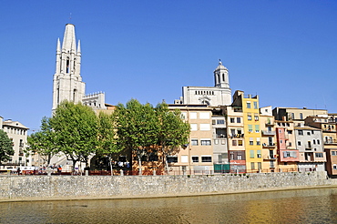 Riu Onyar river, church of Sant Feliu and Saint Mary's Cathedral, Girona, Catalonia, Spain, Europe