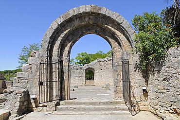 Archway, Hospitalet Saint Jean chapel, Via Podiensis or Chemin de St-Jacques or French Way of St. James, UNESCO World Heritage Site, Rocamadour pilgrimage site, Departement Lot, Midi-Pyrenees, France, Europe