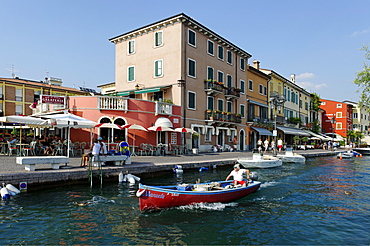 Lakeside promenade in Lazise on Lake Garda, Lago di Garda, Veneto region, Italy, Europe