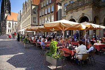 Sidewalk cafe, Prinzipalmarkt square, Muenster, Muensterland region, North Rhine-Westphalia, Germany, Europe