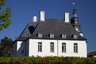 Schloss Gartrop, a moated castle, Hohe Mark Nature Reserve, Muensterland, North Rhine-Westphalia, Germany, Europe