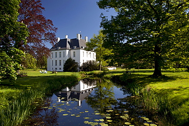 Schloss Gartrop, a moated castle, Hohe Mark Nature Reserve, Muensterland, North Rhine-Westphalia, Germany, Europe