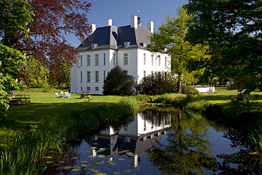 Schloss Gartrop, a moated castle, Hohe Mark Nature Reserve, Muensterland, North Rhine-Westphalia, Germany, Europe