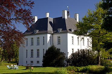 Schloss Gartrop, a moated castle, Hohe Mark Nature Reserve, Muensterland, North Rhine-Westphalia, Germany, Europe