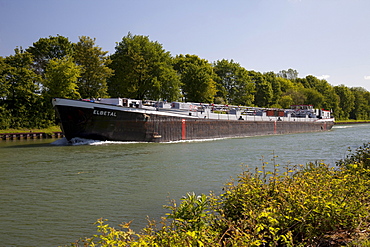 Cargo ship on the Wesel-Datteln Channel, Muensterland, North Rhine-Westphalia, Germany, Europe