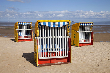 Roofed wicker beach chairs on a sandy beach, mud flats, Cuxhaven, North Sea, Lower Saxony, Germany, Europe