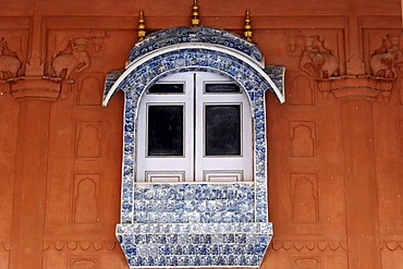 Window, framed with tiles, City Palace in the Fort of Jaisalmer, Rajasthan, India, Asia