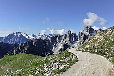 Hiking trail 101-104, between Auronzo alpine hut, 2320m, and Lavaredo alpine hut, 2344m, lodges, mountain panorama to the south Gruppo del Cadini, Alta Pusteria, Dolomites of Sesto, South Tyrol, Italy, Europe