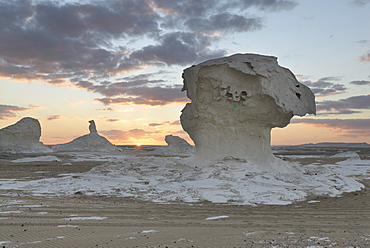 Limestone rock formations, White Desert, Farafra Oasis, Western Desert, Egypt, Africa