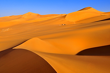 Tourist camp in the sand dunes of In Tehak, Tadrart, Tassili n'Ajjer National Park, Unesco World Heritage Site, Algeria, Sahara, North Africa