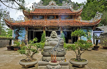 Buddha sculpture in front of Tham Thai Pagoda, Marble Mountains, Ngu Hanh Son, Thuy Son, Da Nang, Vietnam, Asia