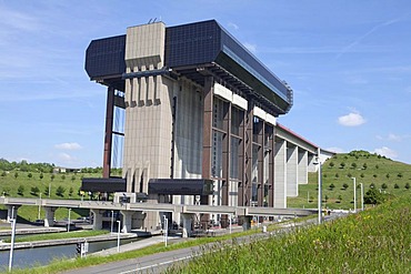 Boat lift of Strepy-Thieu, Canal du Centre, UNESCO World Heritage Site, Province Hainaut, Wallonia or Walloon Region, Belgium, Europe